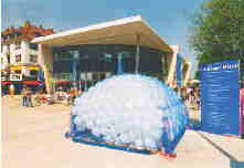 Ballonmassenstart-Ballonflug-Wettbewerb-Ballons-im-Netz-vor-dem-Abflug