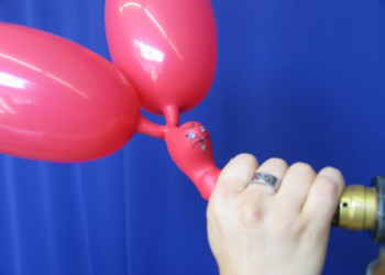 Figurenballons dritten Körper aufblasen