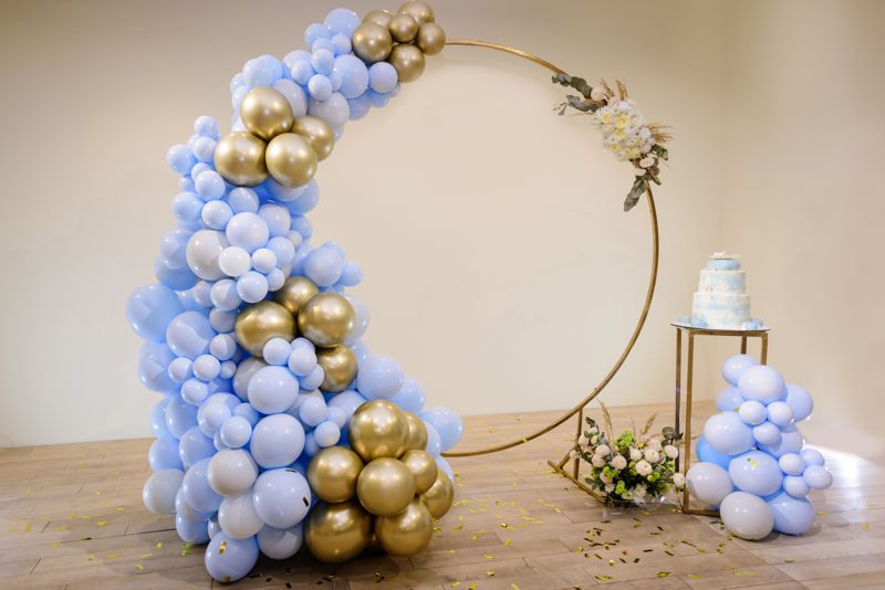 Girlandendeko aus Luftballons zum Babygeburtstag