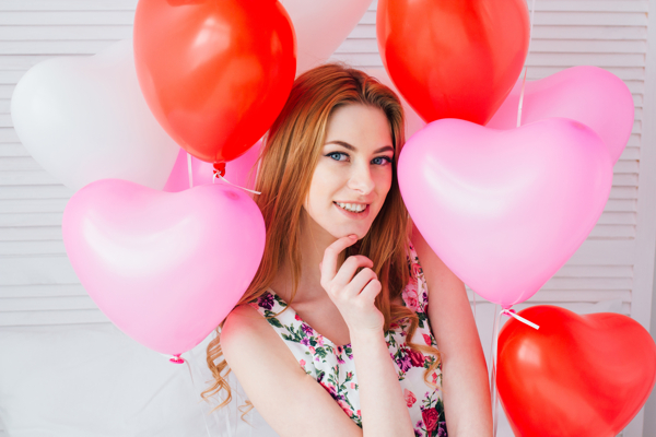 Heliumballons, Herzluftballons aus Latex in Rot und Weiß mit Helium