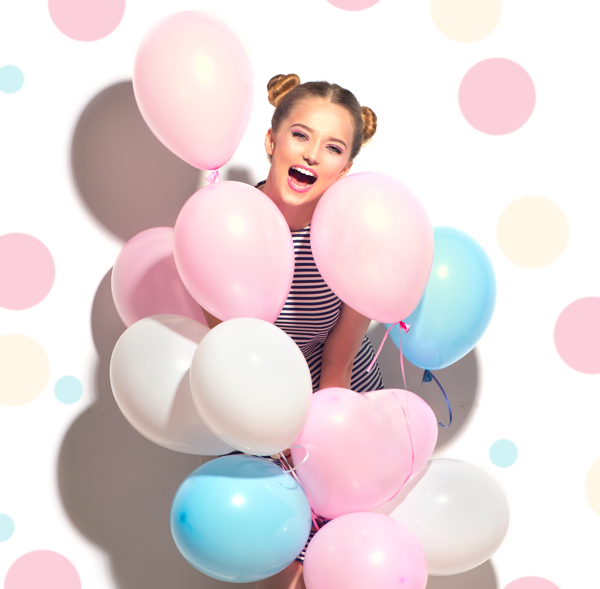 mit Ballongas schwebende Luftballons