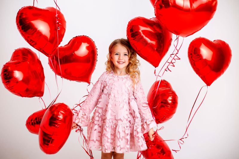 rote Herzluftballons mit Helium